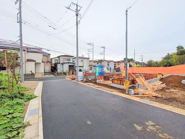 前面道路を含めた現地写真です。