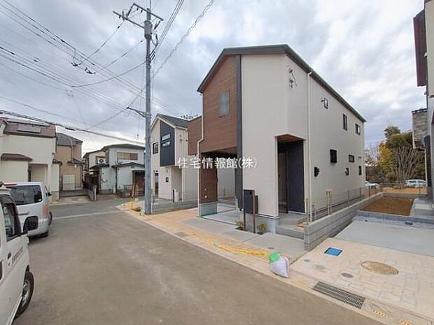 前面道路を含めた現地写真です。