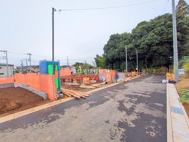 前面道路を含めた現地写真です。