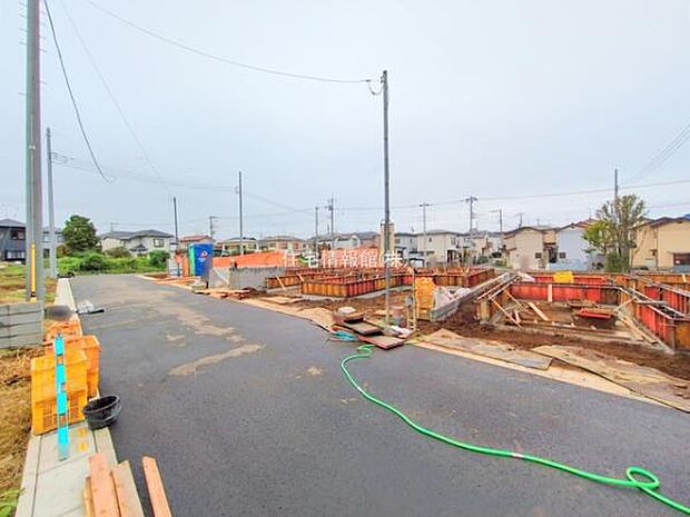 前面道路を含めた現地写真です。