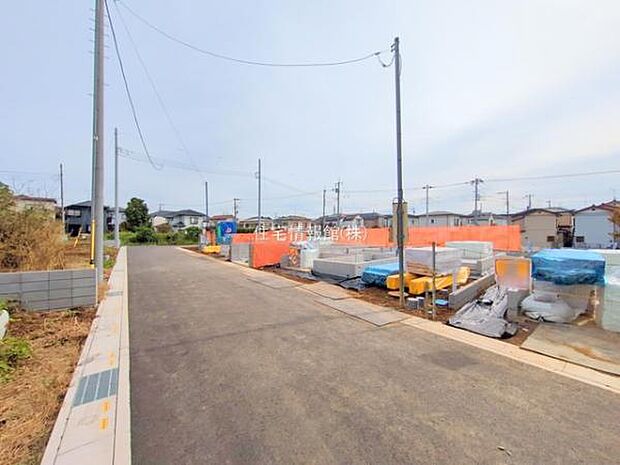 前面道路を含めた現地写真です。