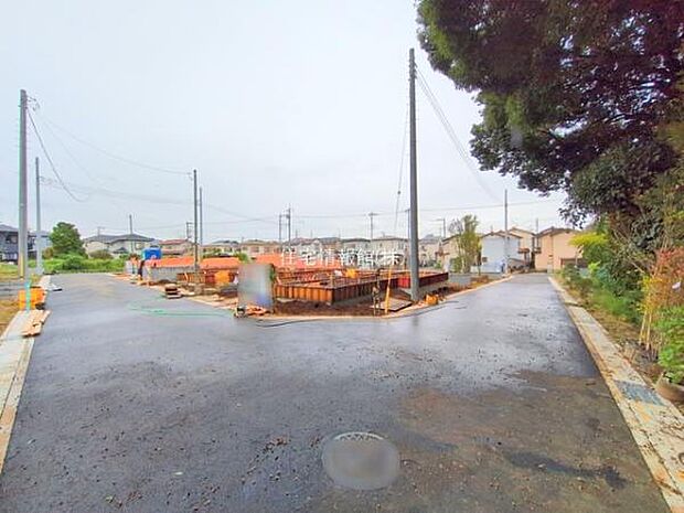 前面道路を含めた現地写真です。