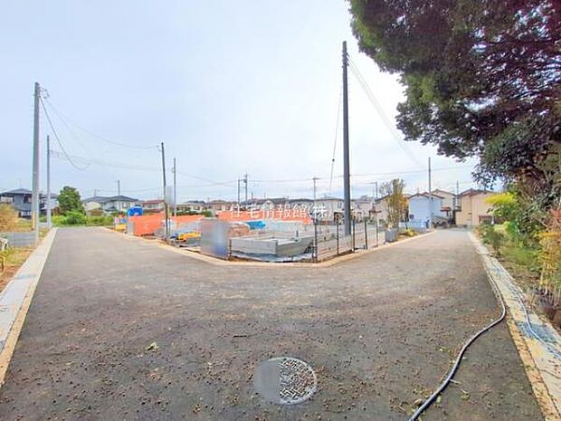 前面道路を含めた現地写真です。