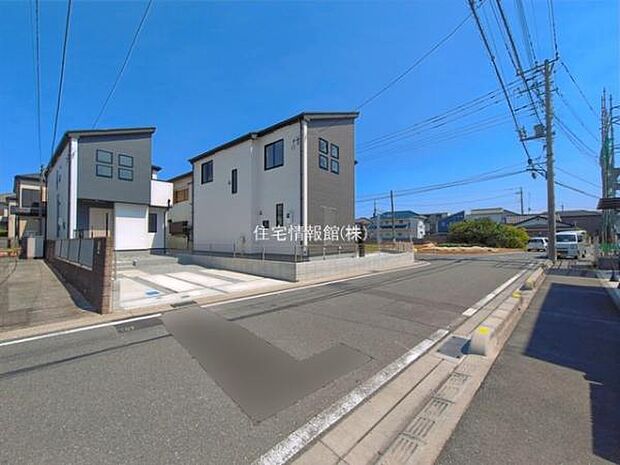 前面道路を含めた現地写真です。