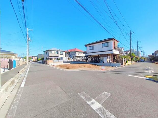 前面道路を含めた現地写真です。