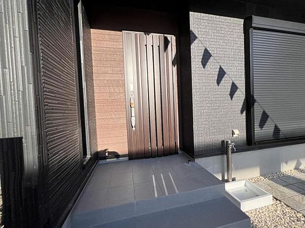 いつも気持ちよくご家族を迎えられる玄関です。綺麗で明るい玄関でお客様をお迎えいただけます。