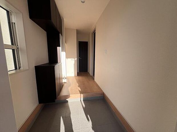 いつも気持ちよくご家族を迎えられる玄関です。綺麗で明るい玄関でお客様をお迎えいただけます。