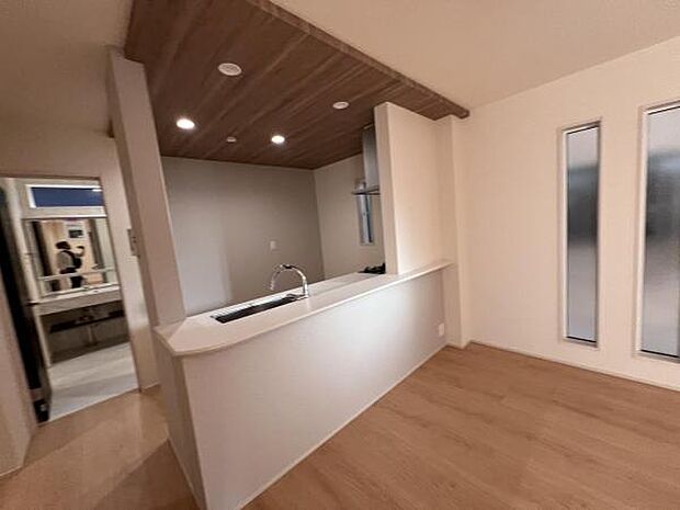 家族団らんの場所としてゆったりと居心地の良いリビングです明るい日差しが入る風通しの良いリビングですご