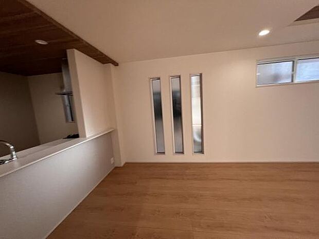 お食事中もキッチンと会話が楽しめるダイニングスペーゆったりとした開放的なダイニングキッチンスペースで