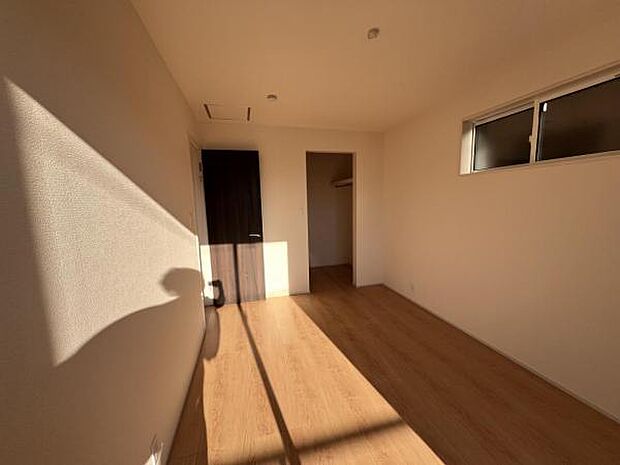 寝室にもご利用いただける居室スペースです明るい広々とした主寝室でご家族ゆっくりお休みになれま