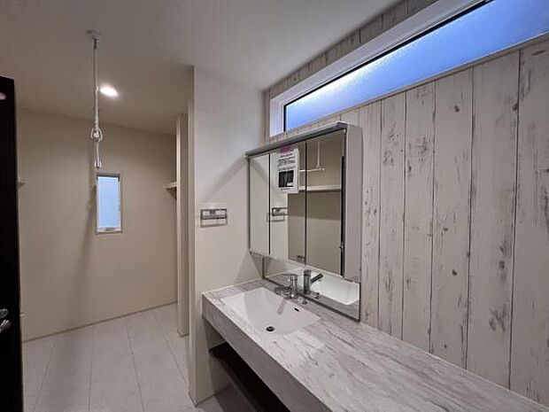 洗面化粧台です。朝の身支度から1日が始まります。収納力と機能性に優れたお手入れラクラク洗面化粧台です