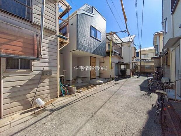 前面道路を含めた現地写真です。