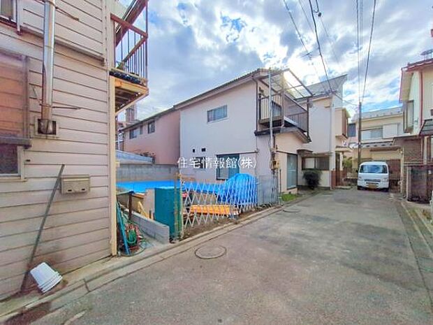 前面道路を含めた現地写真です。