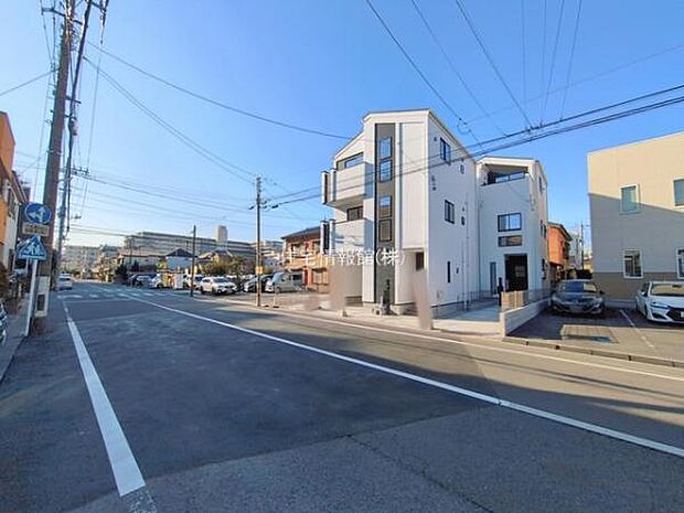 前面道路を含めた現地写真です。