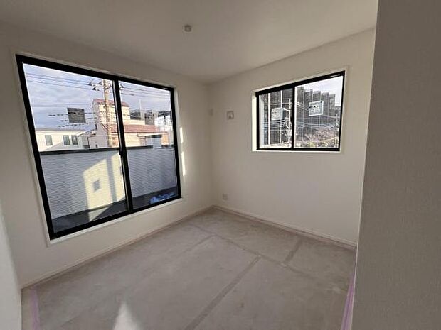 寝室にもご利用いただける居室スペースです明るい広々とした主寝室でご家族ゆっくりお休みになれま