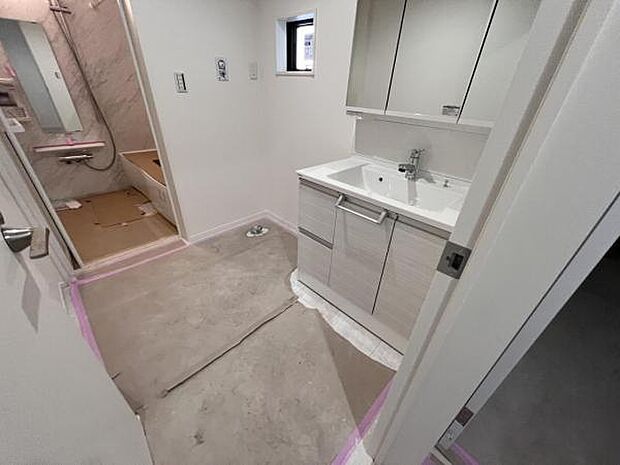 洗面化粧台です。朝の身支度から1日が始まります。収納力と機能性に優れたお手入れラクラク洗面化粧台です