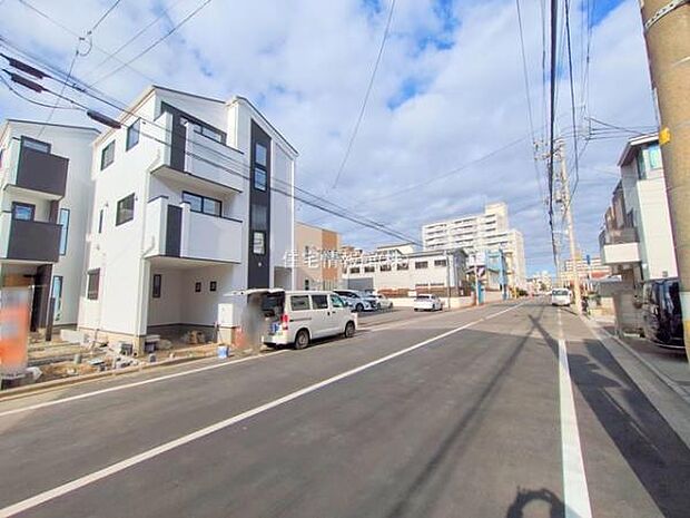 前面道路を含めた現地写真です。