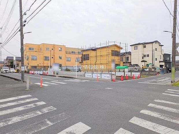 前面道路を含めた現地写真です。