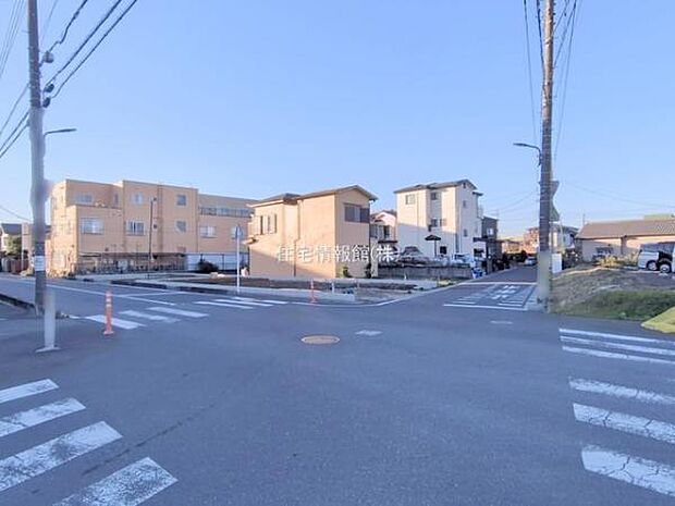 前面道路を含めた現地写真です。