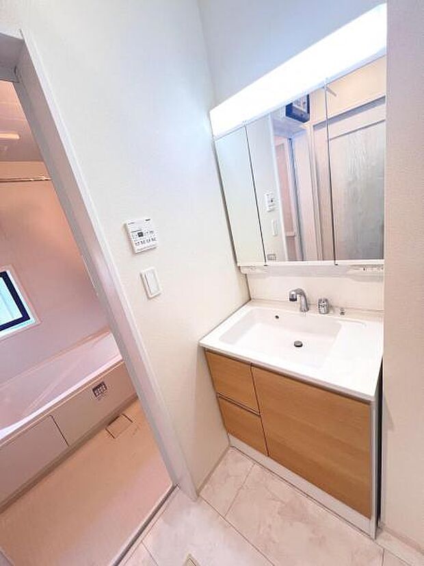 洗面化粧台です。朝の身支度から1日が始まります。