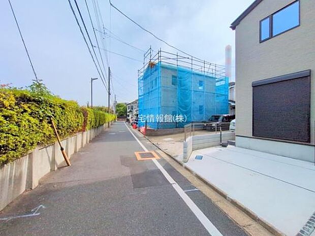前面道路を含めた現地写真です。