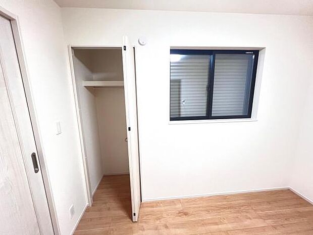 木の温もりが優しいフローリングの収納スペース付き洋室です。