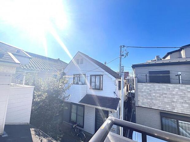 バルコニーからの眺望です。明るい陽射しを浴びながらゆったりと過ごすのも良いですね。