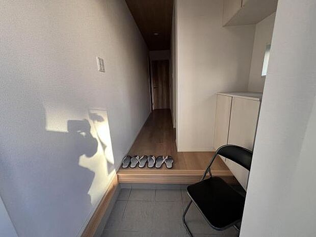 いつも気持ちよくご家族を迎えられる玄関です。綺麗で明るい玄関でお客様をお迎えいただけます。