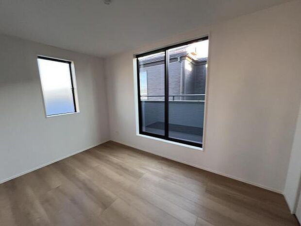 寝室にもご利用いただける居室スペースです明るい広々とした主寝室でご家族ゆっくりお休みになれま