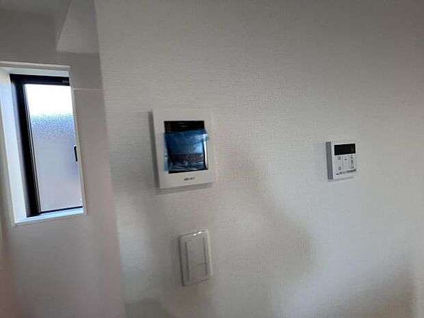 訪問者を確認できるTVモニター付きインターフォンです。