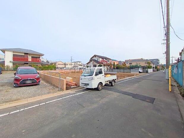 前面道路を含めた現地写真です。