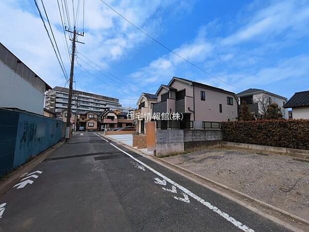 前面道路を含めた現地写真です。