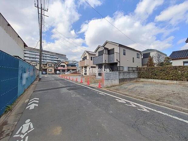 前面道路を含めた現地写真です。