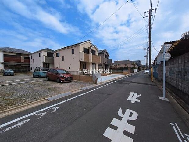 前面道路を含めた現地写真です。