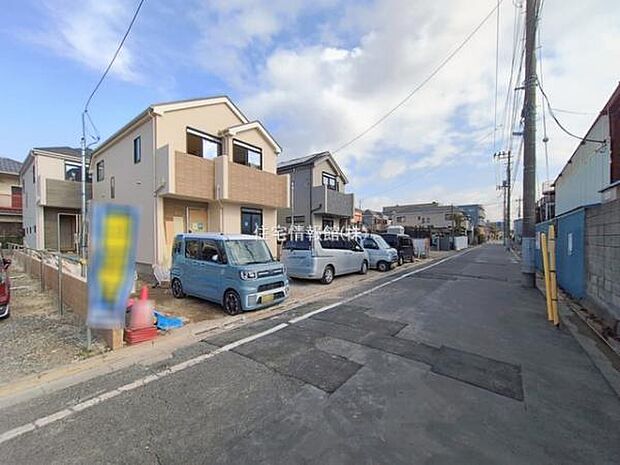 前面道路を含めた現地写真です。