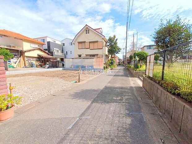 前面道路を含めた現地写真です。