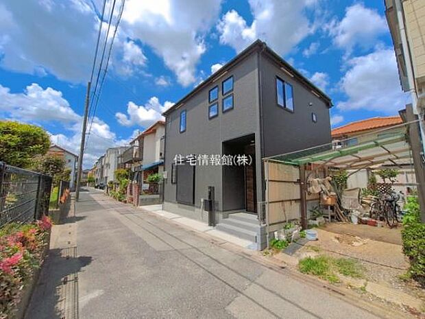 前面道路を含めた現地写真です。