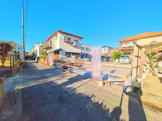 前面道路を含めた現地写真です。