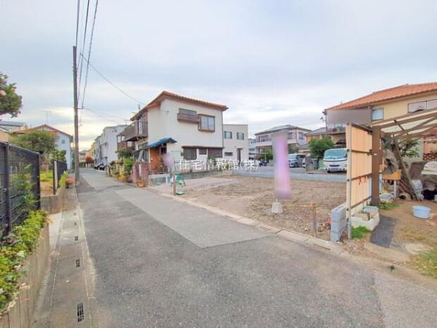 前面道路を含めた現地写真です。