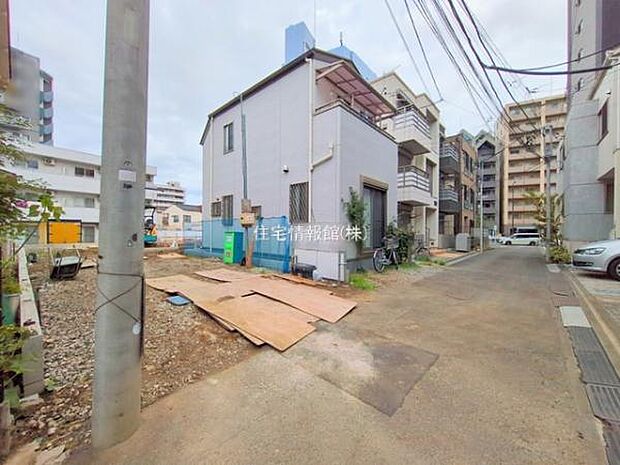 前面道路を含めた現地写真です。