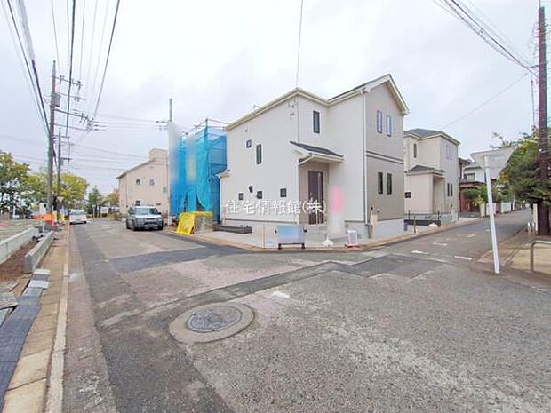 前面道路を含めた現地写真です。