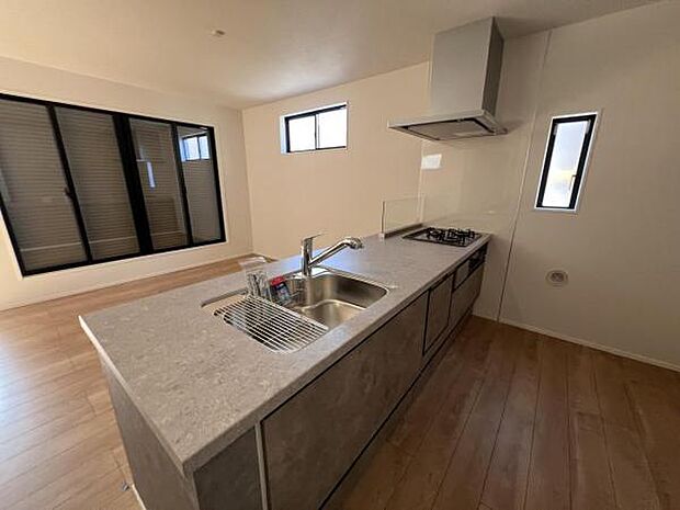 料理の時間が楽しくなるキッチンスペースです作業スペースが広く家事動線をゆったりと確保できるキッチン