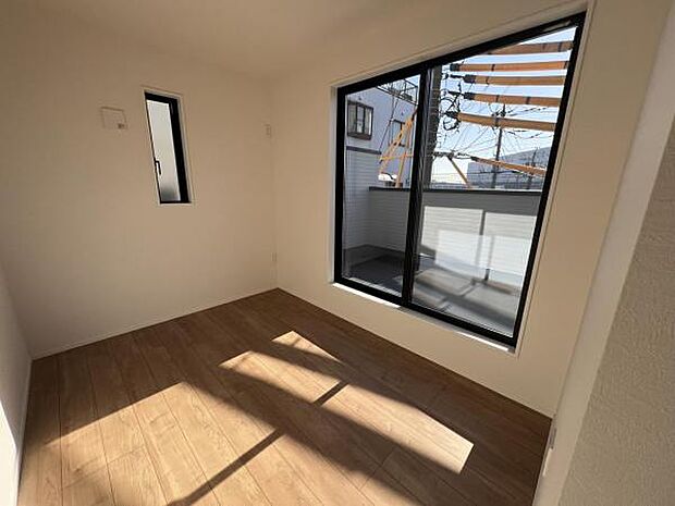 寝室にもご利用いただける居室スペースです明るい広々とした主寝室でご家族ゆっくりお休みになれま