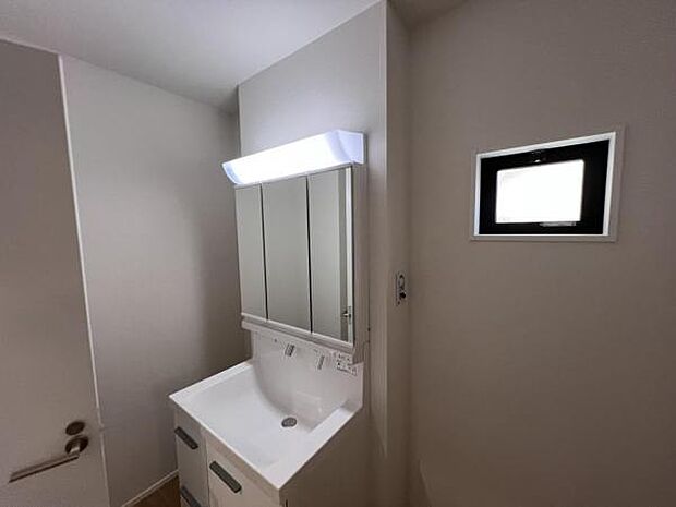 洗面化粧台です。朝の身支度から1日が始まります。収納力と機能性に優れたお手入れラクラク洗面化粧台です