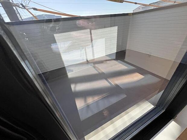 お洗濯ものを気持ち良く太陽の光で干せるのが嬉しいですね開放感あふれる広々としたバルコニーはお洗濯はも