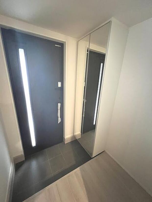 散らかりがちな玄関もスッキリの玄関収納付。