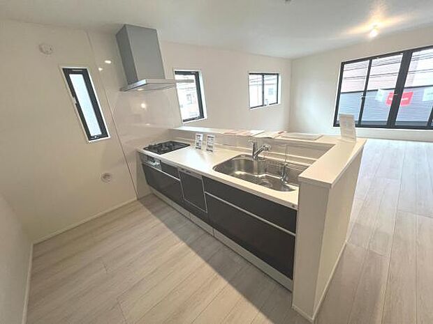 リビングが見渡せ、料理中も会話が弾む対面式キッチンです。