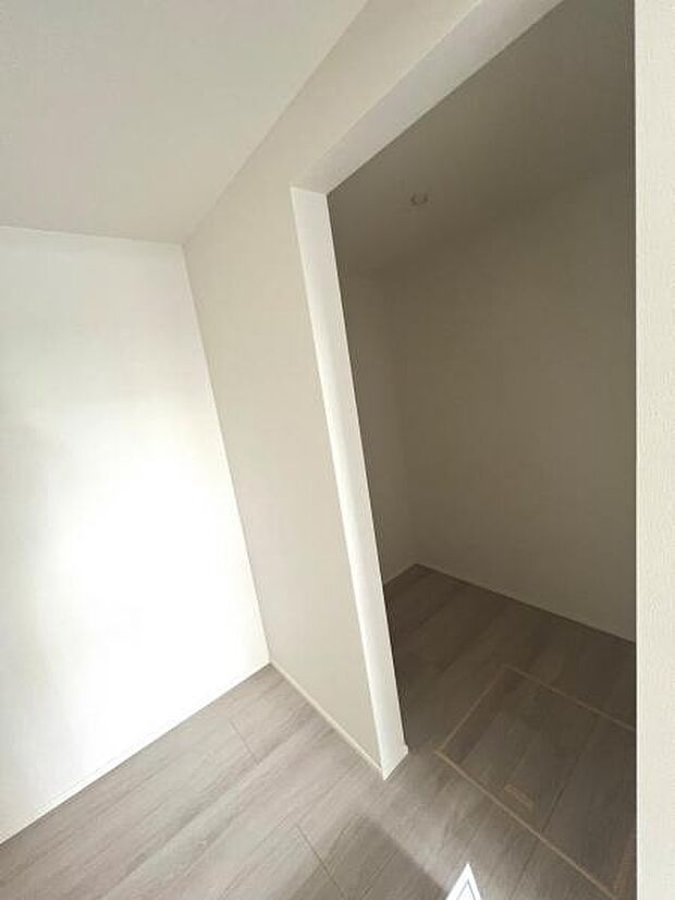 ウォークインクローゼットがあり収納スペースも豊富。季節物もスッキリ片付きそうです。