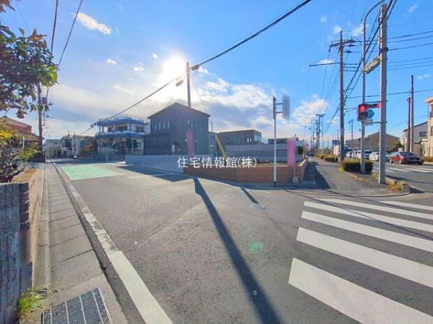 前面道路を含めた現地写真です。