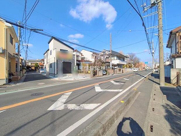 前面道路を含めた現地写真です。
